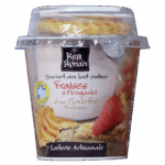 Nous pouvons voir un pot de yaourt gourmand a a fraise accompagné d'une galette bretonne.