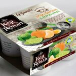 On peut voir un pack de 4 yaourts mandarine citron vert. Ils sont dans des pots blanc et ont une image de mandarines et citrons sur le packaging